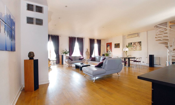 2nd Arrondissement Apartment | Modern Ainay Sud Loft: 2 Bedrooms with Balcony & Spa