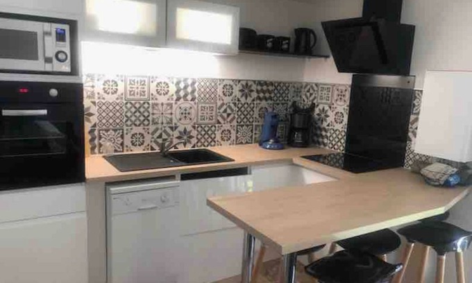 Saintes-Maries-de-la-Mer House | Air-Conditioned Retreat with Pool Near Shops and Beach