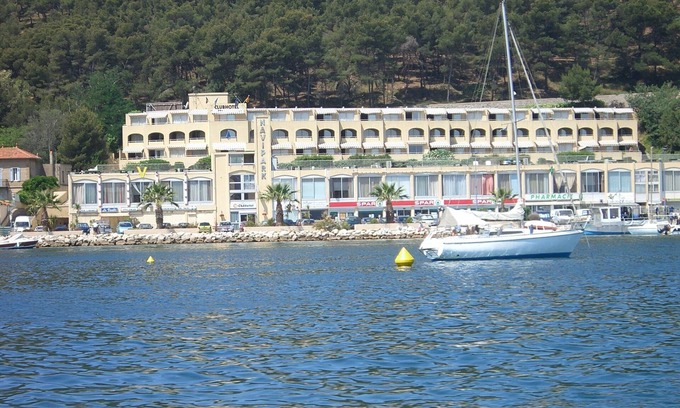 Saint-Mandrier-sur-Mer Apartment | Modern Apartment with Terrace at Port of Saint Mandrier
