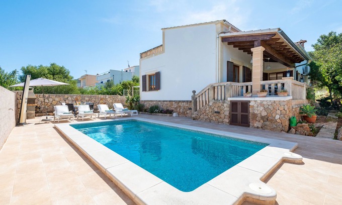 Urbanizacion Mont Ferrutx House | Bright Holiday Home with Pool, Garden & Free Wi-Fi