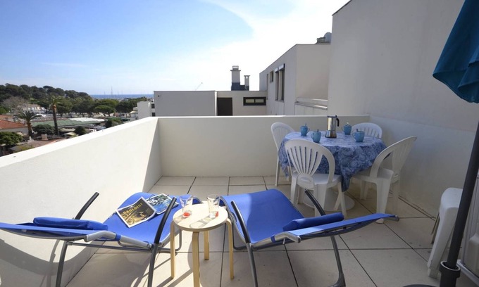 La Faviere Apartment | Guest Rated 10/10: Oceanfront Apartment La Rade Ensoleillée