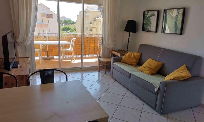 La Faviere Apartment | Spacious 6-Person Apartment with Ocean View in La Favière