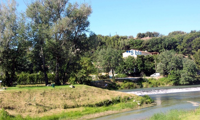 Bedarrides Apartment | air-conditioned apartment, 200m from the village, all shops, quiet, shaded.