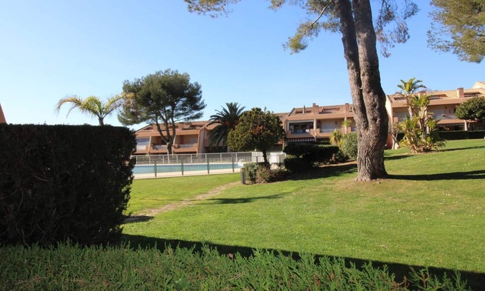 Le Pradet Apartment | Cozy Apartment for 4 Near the Sea with Shared Pool