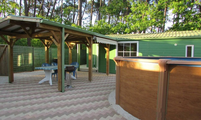 Soulac-sur-Mer Ski Chalet | Air-conditioned chalet, heated swimming pool, pets allowed