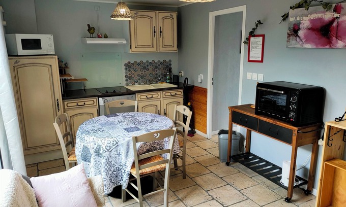 Vignonet House | Air-conditioned gîte for 2 to 4 people, -5 min from St Emilion. Enclosed/private parking