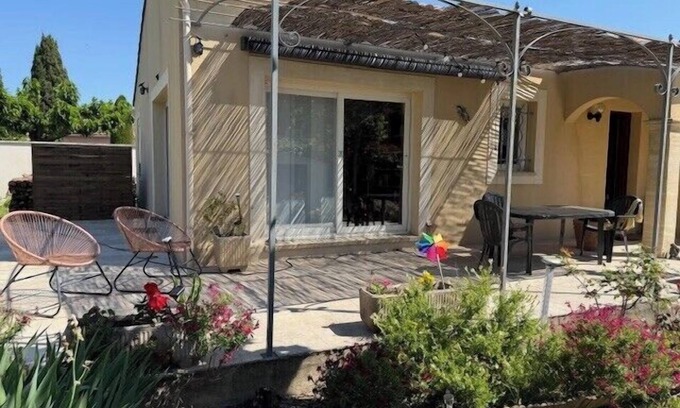 Le Thor House | Air-Conditioned House with Private Garden in Le Thor, pets are welcome.