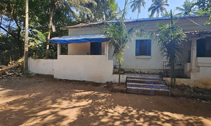 Anjuna House | Cozy Studio Home Steps from Anjuna Beach with Ocean View