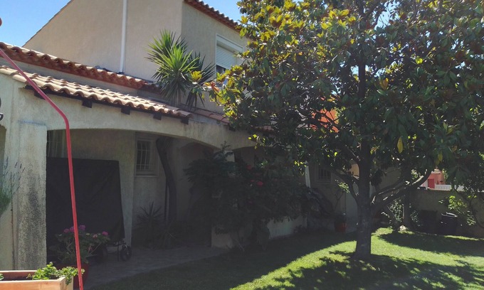 Perols House | Cozy Villa with Pool, Steps from the Beach