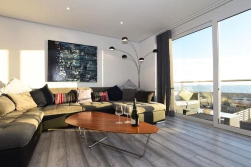 South Hayling House | Beachfront Paradise: 4-Star Retreat with Breathtaking Views