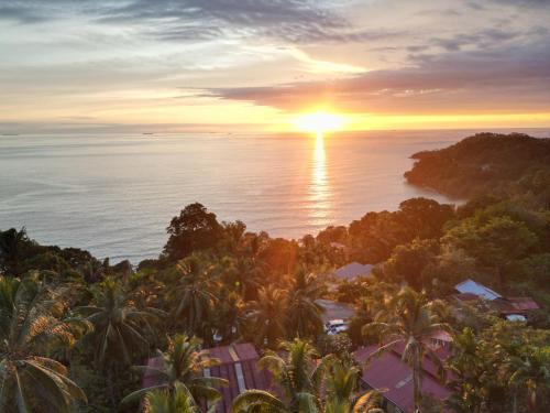 Sigunturmuda Hotel | Discover Air Manis Hillside Villa: Oceanfront Relaxation