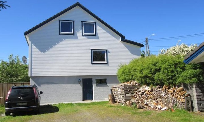 Vigra House | Oceanfront Retreat: Postvegen 95 with Breakfast & Hot Tub