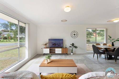 Marayong House | Comfortable Aircabin - Marayong with 3 Beds & Family Friendly
