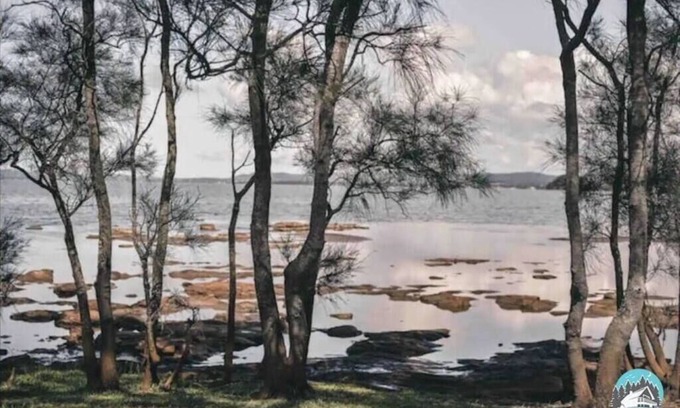 Karraganbah House | Idyllic Aircabin on Tuggerawong Lake - 9 Beds, Pet Friendly