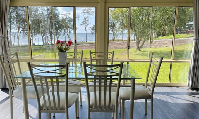 Tuggerawong House | Aircabin | Tuggerawong | Lake Front | 3 Beds House