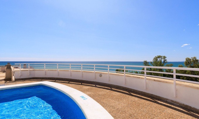 Cambrils Apartment | Premier AirCon Apartment with Rooftop Pool, 50m to Beach