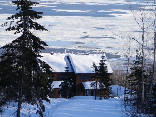 Petite-Riviere-Saint-Francois House | Relax at Aires du Massif: Spa & Family-Friendly Retreat