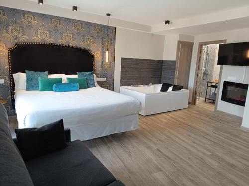 Chinchon Apartment | Exceptional Airen Suites: Family-Friendly with Hot Tub