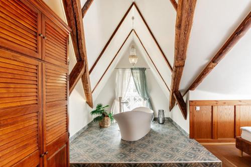 Kalamaja Apartment | Discover AirHome - Owl's Nest: Ideal for Families and Pets