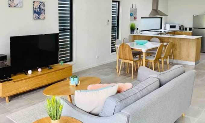 Airlie Beach House | Airlie Beach Delight: Steps from Oceanfront Bliss