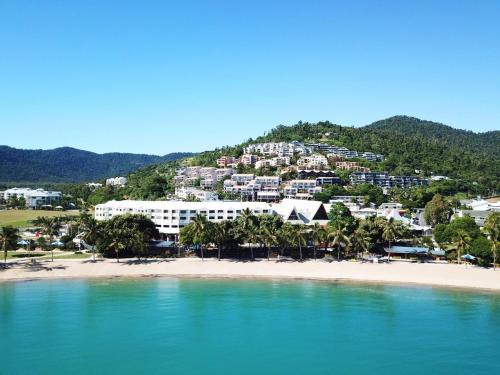 Airlie Beach Hotel | Inviting Airlie Beach Hotel: Ocean Views & Family-Friendly