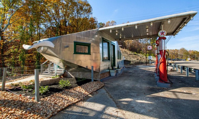 Knoxville House | Unique Airplane Filling Station Stay in Knoxville, 10/10 Rated