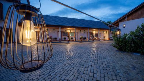 Vecses House | Family-Friendly Stay at Airport Károly Centrál Hotel