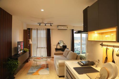 Viman Nagar Apartment | Airport Runway View from terrace|Coffee Maker|Luxe