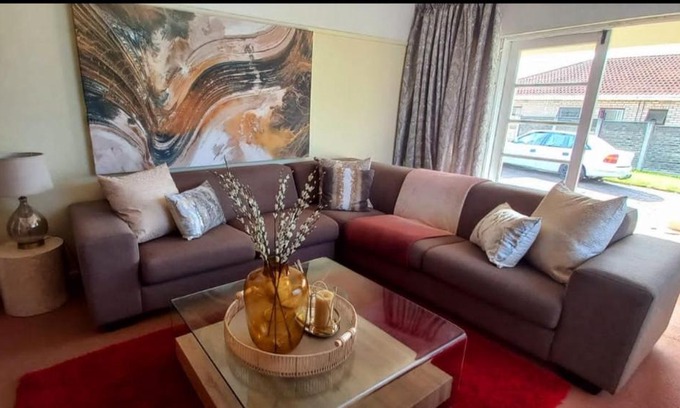Greenfields House | Budget-Friendly Stay at Airport-way via Trent