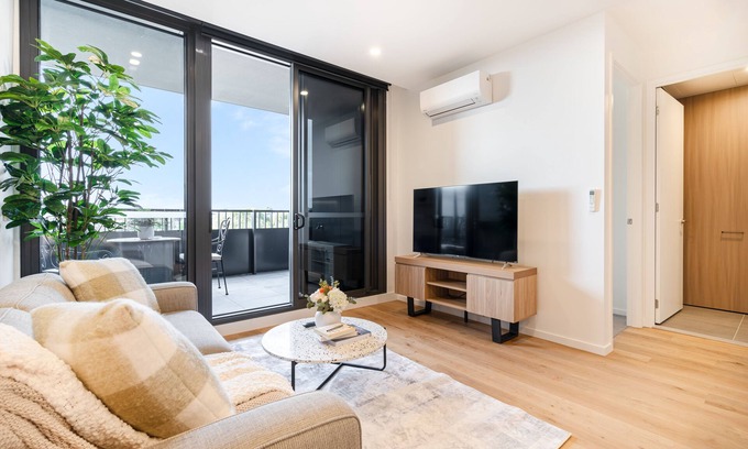 Heidelberg Heights Apartment | Bright Ivanhoe 1BR Apartment with Balcony & Free Parking
