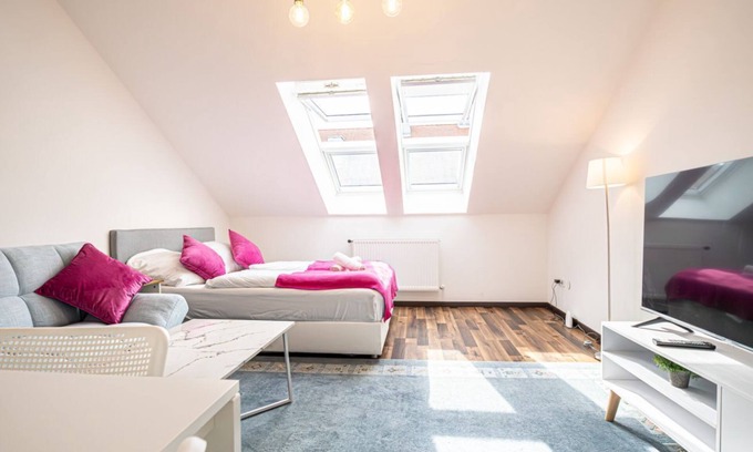 Penzing Apartment | Stylish Studio Retreat: Terrace Views & Family-Friendly