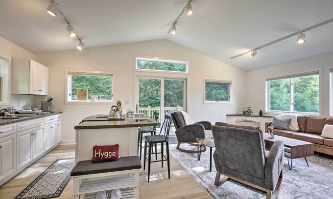 Jeffersonville Apartment | Sunny Retreat with Spa & Ocean Views Near Smugglers' Notch