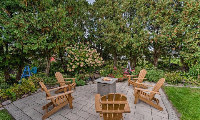 Lake Mills House | Cozy Cottage Near Rock Lake with Family Fire Pit Fun
