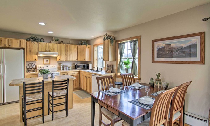 Emigrant House | Inviting Emigrant Townhome with Mountain Views & Spa Amenities