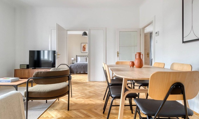 Hietzing Apartment | Bright Hietzing Retreat with Private Terrace & Garden