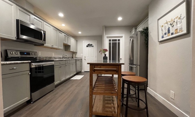 Shasta-Hanchett Park Cottage | Modern 2BR/2BA Retreat with Parking, Laundry & High Rating