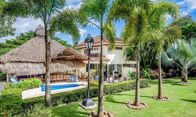 Coco House | Serene Retreat: Private Pool, Tennis Court & Ocean View