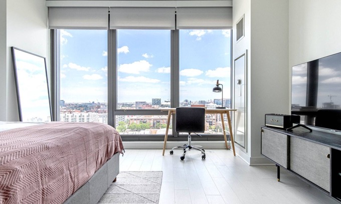 West Loop Apartment | Modern West Loop Studio with Pool, Gym & Pet-Friendly Options