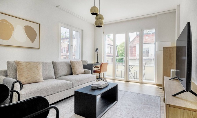 Alt-Wiedikon Apartment | Modern Wiedikon 2.5BR Retreat with Kitchen & Pet-Friendly Perks