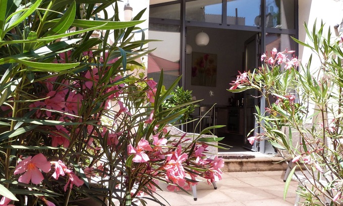 Peynier House | Idyllic Cottage Near Aix en Provence with Pool and Terrace