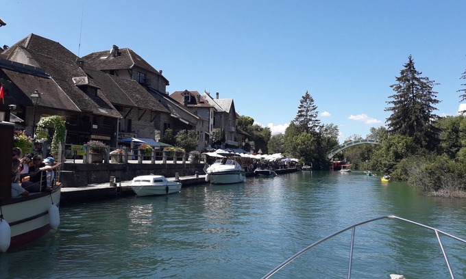 Aix-les-Bains Apartment | Prime Aix-les-Bains Grand Port T2 with Spa and Terrace