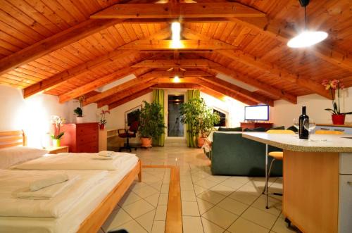 Donaustadt Apartment | Serene AJO Vienna Lake View with Contactless Check-in