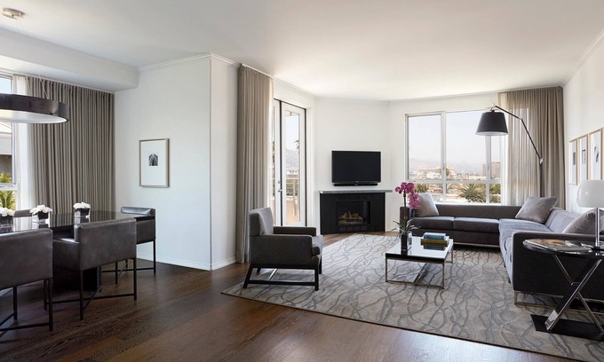 Beverly Hills Apartment | Discover AKA Residences: Penthouse with Kitchen & Patio