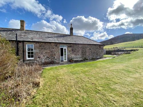 Akeld House | Welcoming Akeld Cottage: Pet & Child-Friendly Retreat
