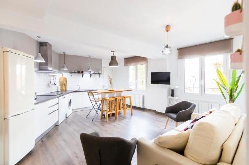 Basurto-Zorroza Apartment | Bright AkomodaT Apartment by the Scenic Ría Walkway
