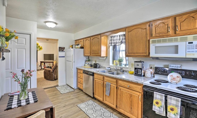 Akron Apartment | Akron Apartment with Balcony - Perfect for Outdoor Lovers!