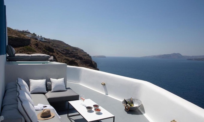 Akrotiri Villa | Discover Akrotiri Cove: Family-Friendly Retreat with Hot Tub