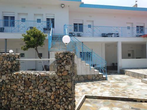Nea Mesagkala House | Family-Friendly Akrotiri Rooms with High Guest Rating 8.8