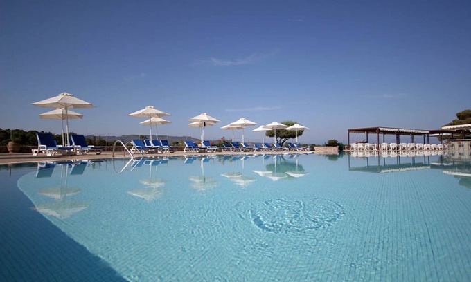 Agii Anargiri Hotel | Discover AKS Hinitsa Bay: Family-Friendly Getaway with Pool
