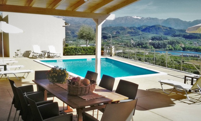 Agia Hotel | Top-Rated Aksos Suites: Accessible Comfort with Ocean Views